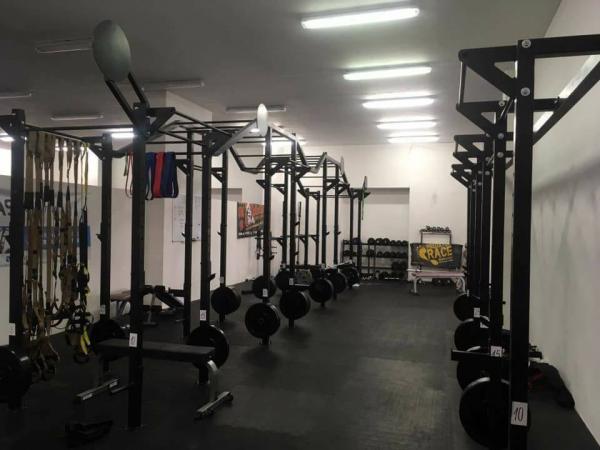 Crossfit posilovna - konstrukce, bumper kotoue, osy, podlahy